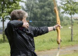 Activiteit handboogschieten tijdens een uitje in Gelderland