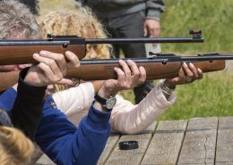 Luchtbuks schieten één van de activiteiten tijdens een uitje in Gelderland