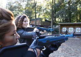 Actviteit kruisboogschieten tijdens een groepsuitje in Gelderland