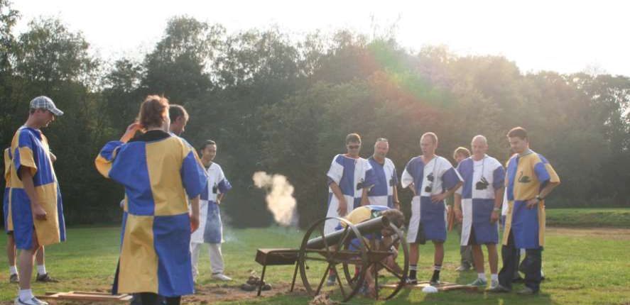 Kanonnenspel tijdens het middeleeuws teamkamp in Gelderland