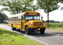 Old-timer schoolbus voor een bedrijfsuitje in Gelderland