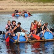 Uitdagende activiteit vlotbouwen tijdens een bedrijfsuitje in Gelderland